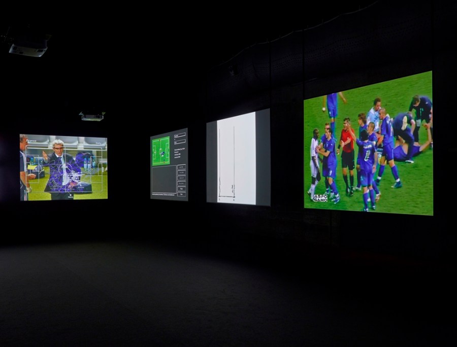 Harun Farocki, « Deep Play », 2007 FNAC 10-1108, collection du Centre national des arts plastiques (France) Vue de l’exposition Harun Farocki, « Deep Play », LiFE - Grand Café, centre d’art contemporain, Saint-Nazaire, 2017 Photographe Marc Domage