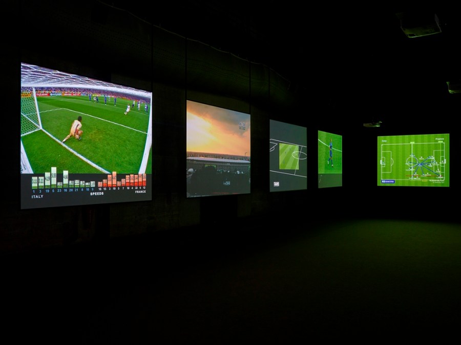 Harun Farocki, « Deep Play », 2007 FNAC 10-1108, collection du Centre national des arts plastiques (France) Vue de l’exposition Harun Farocki, « Deep Play », LiFE - Grand Café, centre d’art contemporain, Saint-Nazaire, 2017 Photographe Marc Domage