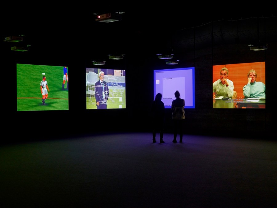 Harun Farocki, « Deep Play », 2007 FNAC 10-1108, collection du Centre national des arts plastiques (France) Vue de l’exposition Harun Farocki, « Deep Play », LiFE - Grand Café, centre d’art contemporain, Saint-Nazaire, 2017 Photographe Marc Domage